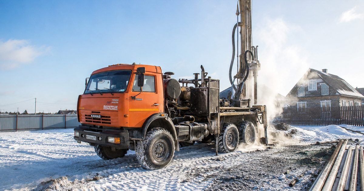 Буровая установка на базе КАМАЗ бурит скважину на воду зимой на участке в Волгоградской области